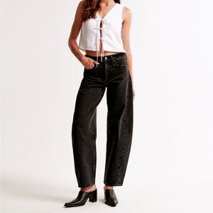 Abercrombie & Fitch - Mid Rise Barrel Jeans